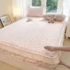 Falda de cama de terciopelo de leche Clase A Pieza única Manta de cama de vellón de coral Cubierta de cama engrosada Sábana de franela con encaje Bordes volantes Envoltura de cama acolchada