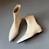 Nuevas botas de estilo commuter, que aumentan la altura, de corte ajustado, con punta fina, piel suave, material elástico y cremallera trasera, con tacón de cuña.