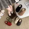 Chinelos femininos peludos estilo coreano, novo modelo outono 2026, versáteis casuais de inverno quentes com biqueira fechada, meias-chinelos de pelúcia para uso externo