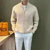 Cardigã versátil de cor sólida com zíper, suéter de malha masculino, casaco suéter estilo britânico slim-fit outono/inverno, gola alta masculina, peça de outer wear de gola semi-alta