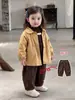 Conjunto de outono estilo floresta para meninas, jaqueta retrô estilosa com gola para meninas pequenas, conjunto de três peças da moda com calça jogger infantil