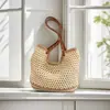 Bolso de mano tejido a mano artístico calado de nicho transfronterizo, bolso de hombro versátil, bolso de playa de gran capacidad para vacaciones junto al mar