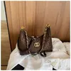 El bolso de mujer de moda de este año 2025: un bolso de hombro de nicho de estampado de leopardo de alta gama, bolso cruzado tipo cubo con cadena versátil