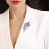 Broche Elegante e de Luxo Leve em Formato de Espiga de Trigo, Acessório Requintado Estilo Terno para Mulheres, Broche de Folha Vintage de Alta Qualidade com Cristal Personalizado