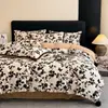 Juego de Cama de Felpa de Leche Engrosada de Invierno de Cuatro Piezas Sábana Completa de Terciopelo Estampado Estilo Pompón de Pelo de Conejo Juego de Tres Piezas Estilo Sábana Ajustable