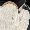 Pijama feminino plus size para primavera e outono, com bordado de algodão em padrão de nuvens, acabamento em renda, estampa de dachshund, estilo de colarinho com abertura frontal e corte solto, adequado para usar tanto em ambientes internos quanto externos.