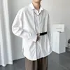 Entrega en una sola pieza moderna para hombre de color liso versión holgada deconstrucción camisa de manga larga nicho diseño de hebilla para bolsa de libros camisa de cuello puntiagudo Hombre
