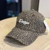 Gorra de béisbol de estilo americano con estampado de leopardo, versión coreana para otoño e invierno, con letras, para mujer, gorra retro con letras que hace que la cara parezca más pequeña, gorra de talla grande de moda para hombre