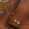 Corrente para Clavícula de Metal Irregular Brilhante Banhada a Ouro Real Estilo Europeu e Americano para Mulheres, Colar Borboleta com Design Único, Corrente de Pescoço Versátil