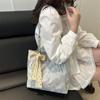 Bolso de mano con lazo y bufanda de moda 2025, nuevo estilo coreano, bolso de hombro sencillo de gran capacidad y elegante bolso para la axila.