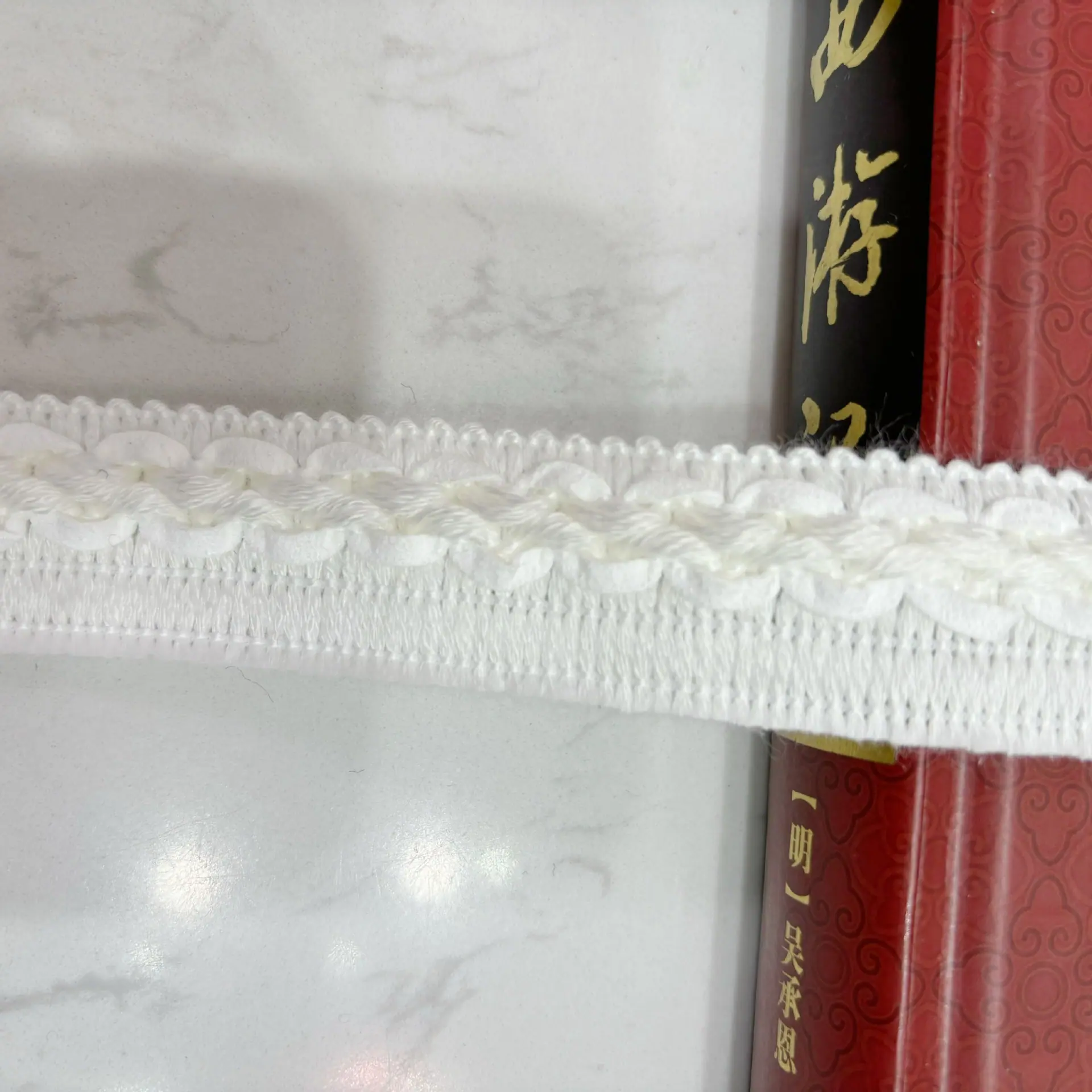 带须白色