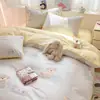 Novo conjunto de cama de quatro peças estilo INS, fresco e simples, 40 contagens, 100% algodão para sono profundo, com estampa de desenho animado e borda de concha requintada para capa de edredom