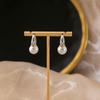 Aretes de perlas estilo retro francés estilo Hong Kong aretes geométricos redondos simples plisados aretes de lujo ligero de alta gama estilo Chanel