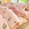 Novo conjunto de cama de quatro peças de 2026, qualidade A, seguro para bebês, forrado com fleece, espessado, de veludo de leite e macio, quente, com uma estampa fresca e leve para uso doméstico