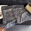 Lenço Feminino Estampado com Imitação de Seda Estampa de Leopardo, Lenço Quadrado com Toque de Luxo, Xale de Proteção Solar, Lenço de Pescoço, Lenço de Cabeça, Lenço