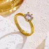 Anillo Versátil de Acero Titanio Chapado en Oro Serie Zirconia Estilo Niche de Lujo Ligero para Mujer Joyería Elegante Incrustada de Diamantes Venta Directa Geométrico