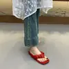 Chinelos femininos de sola grossa para uso externo com saias, estilo verão 2026, com design plissado, sandálias de praia confortáveis