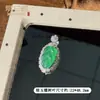 Colar Folha de Calcedônia Natural de Alta Transparência, Estilo Levemente Luxuoso, Pingente Cravejado com Diamantes com Toque de Alto Padrão, Pingente com Textura de Nicho