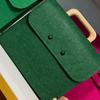 Bolsa de regalo de fieltro para festivales al por mayor con regalo de mano publicidad bolsa de regalo de fieltro logotipo personalizado bolsa de fieltro con asa de madera de alta gama
