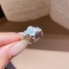 Anel Aberto Minimalista Fashion Floral com Pedra Zircônia, Anel de Dedo Indicador de Luxo Leve de Alta Qualidade, Acessório de Design de Nicho