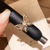 Anel Aberto Simples de Moda Borboleta Vazada de Zircônia Estilo Nicho de Alto Padrão Anel para Dedo Indicador Joia de Mão Estilo Frio de Luxo Leve Mulher