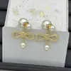 2025 Nueva Versión de Alta Gama Pendientes Dior con Lazo de Perlas Letra D Pendientes Estilo Palacio Retro Latón