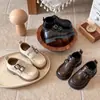 Sapatos de performance para meninas de 6 anos, com sola macia, para primavera e outono, sapatos sociais infantis, sapatos pequenos de couro estilo universitário, sapatos escolares pretos