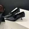 Tacones altos de punta fina estilo francés, tacones de aguja, zapatos pequeños de cuero para mujer, nueva colección otoño 2025, elegantes y versátiles, zapatos de trabajo con corte profundo