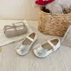 Sapatos Mary Jane de princesa para meninas com laço de strass, novo estilo coreano primavera/outono 2026, sapatilhas versáteis de sola macia para uso externo