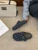 Bolinhas estilo coreano! Chinelos de lã com sola grossa, separados nos dedos, estilo francês para mulheres, coleção outono/inverno 2026, adequados para uso externo, um design único e moderno estilo Birkenstock