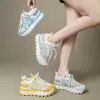 2026 Moda Casual de Verano Versátil Estilo Coreano Zapatos Blancos de Suela Gruesa Zapatos para Mujer que Aumentan la Altura Malla Transpirable Zapatos Dad Zapatos para Mujer