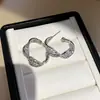 Pendientes de Botón Redondos Huecos Retorcidos Incrustados con Diamantes de Olas Brillantes Pendientes Transfronterizos Europeos y Americanos Pendiente de Lujo Ligero Sensación de Alta Gama Venta al por Mayor