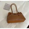 Outono de 2026, padrão de tricô novo, bolsa de ombro minimalista e elegante para axila, para trabalho e deslocamento, bolsa de ombro estilosa e de alta qualidade