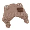 Bonito gorro de punto para otoño e invierno con un pequeño adorno de oso y pompón, hecho de felpa tipo oso de peluche, versátil, cálido y cubreorejas, haciendo que tu cara se vea más pequeña