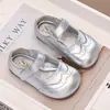 Zapatos de rendimiento para niñas, nueva colección primavera/otoño 2026, bailarinas negras de suela blanda para niñas pequeñas, zapatos de un solo color con punta poco profunda