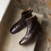 Botines clásicos versátiles 2026 otoño/invierno, en un color marrón estilo Maillard, con interior y exterior totalmente de piel, cierre trasero de cremallera y tacón medio, hechos de piel genuina