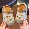 Los nuevos zuecos de verano de EVA, de dos tonos, lindos y con dibujos animados, para niños y niñas, son antideslizantes, duraderos y transpirables para uso en casa.