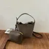Bolsa tipo balde com design único para mulheres, bolsa de mão e bolsa de ombro versátil, nova moda outono e inverno casual luxo leve elegante bolsa de mão