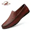 Sapatos masculinos genuínos de couro de carneiro, sapatos casuais de negócios de couro genuíno respiráveis para o verão com recortes, sapatos estilo "dad shoes" masculinos