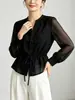 Camisa feminina de design nicho, estilo francês, nova coleção de verão 2026, elegante, estilosa, modeladora, versátil e que rejuvenesce.