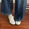 Elegantes zapatillas de entrenamiento bajas alemanas para mujer, nueva colección de otoño 2026, zapatillas blancas transpirables, zapatos blancos casuales versátiles, modernos