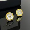 Nova Colar de Aço Titânio com Concha Branca de Trevo de Quatro Folhas Mais Vendido para Mulheres Estilo Ins Moda Versátil Nicho Joia de Mão Dourada 18K Que Não Desbota