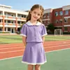 Conjunto de Dos Piezas Morado Taro con Cuello de Muñeca para Niñas Verano 2026: Top con Mangas Abullonadas y Falda Corta Plisada, Atuendo de Moda Estilo Universitario