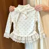 Camiseta blanca de lunares estilo coreano con cuello semi-alto para mujer, primavera y otoño, con corbatín, ribete de encaje, top interior de moda