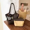 Bolso tipo cubo de gama alta para mujer, nuevo estilo 2026, con dijes decorativos, un bolso de hombro ligero y lujoso, versátil para ir al trabajo y se puede llevar debajo del brazo