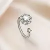 Anillo de Luz de Zirconia Incrustada en Oro Real Chapado en Cobre Transfronterizo Europeo y Americano Lujo Ligero Sensación de Alta Gama Anillo para el Dedo Joyería de Mano Versátil Fabricante Venta al por Mayor en Stock