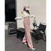 Moda feminina verão 2026 estilo Hong Kong nova coleção: calças jeans únicas e estilosas em rosa e roxo, estilo hip-hop, moda high-street, calças compridas