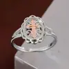 Diseño único, anillo de cruz calada con un colgante ovalado, con colores contrastantes y un acabado texturizado, ofreciendo un estilo vintage, discreto y versátil para el uso diario