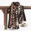 Bufanda Nueva con Estampado de Leopardo para Invierno, Cálida y a la Moda para Mujer, Protección Versátil a Prueba de Frío para el Cuello, Bufanda Chal Cálida para Mujer, Doble Uso
