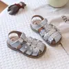 2026 Verão Popular Novo Estilo Decoração de Flores Faixa de Cabelo para Meninas Sandálias Sapatos de Princesa Tecidos Sola Macia Sapatinhos para Bebê Engatinhar